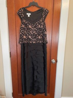 Patra Womens Formal Black Ruffle and Lace Gown Size 16